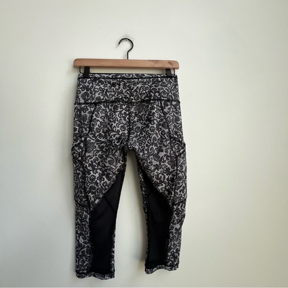 Lululemon Outrun 17" Crop Mini Cinder Lace White Black / Black Size 4 Coquette - Picture 10 of 15